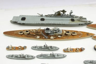 Kriegsmarine Togo NJL Nachtjagdtleitschiff 27 ship models such as submarine, Graf Zeppelin carrier made of wood, scale 1: 1000
